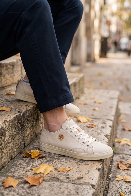 Beige vegane Sommer-Sneaker aus recycelter Baumwolle, getragen zu dunkler Hose im Alltag