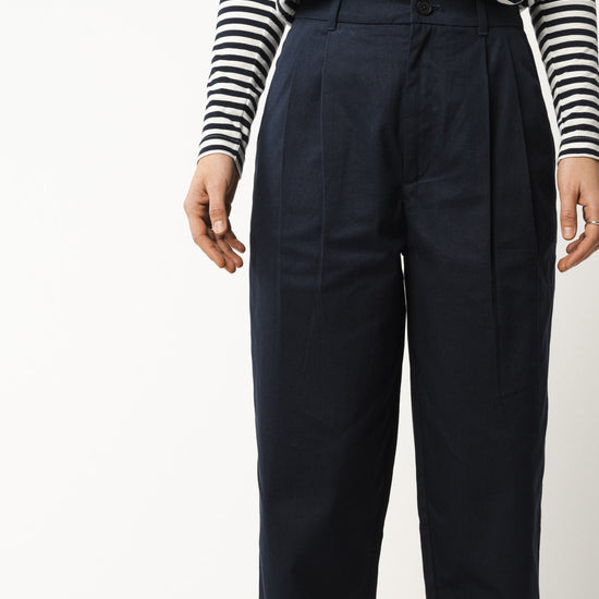 1Neha-High-waist-pleated-Pants-navy-01