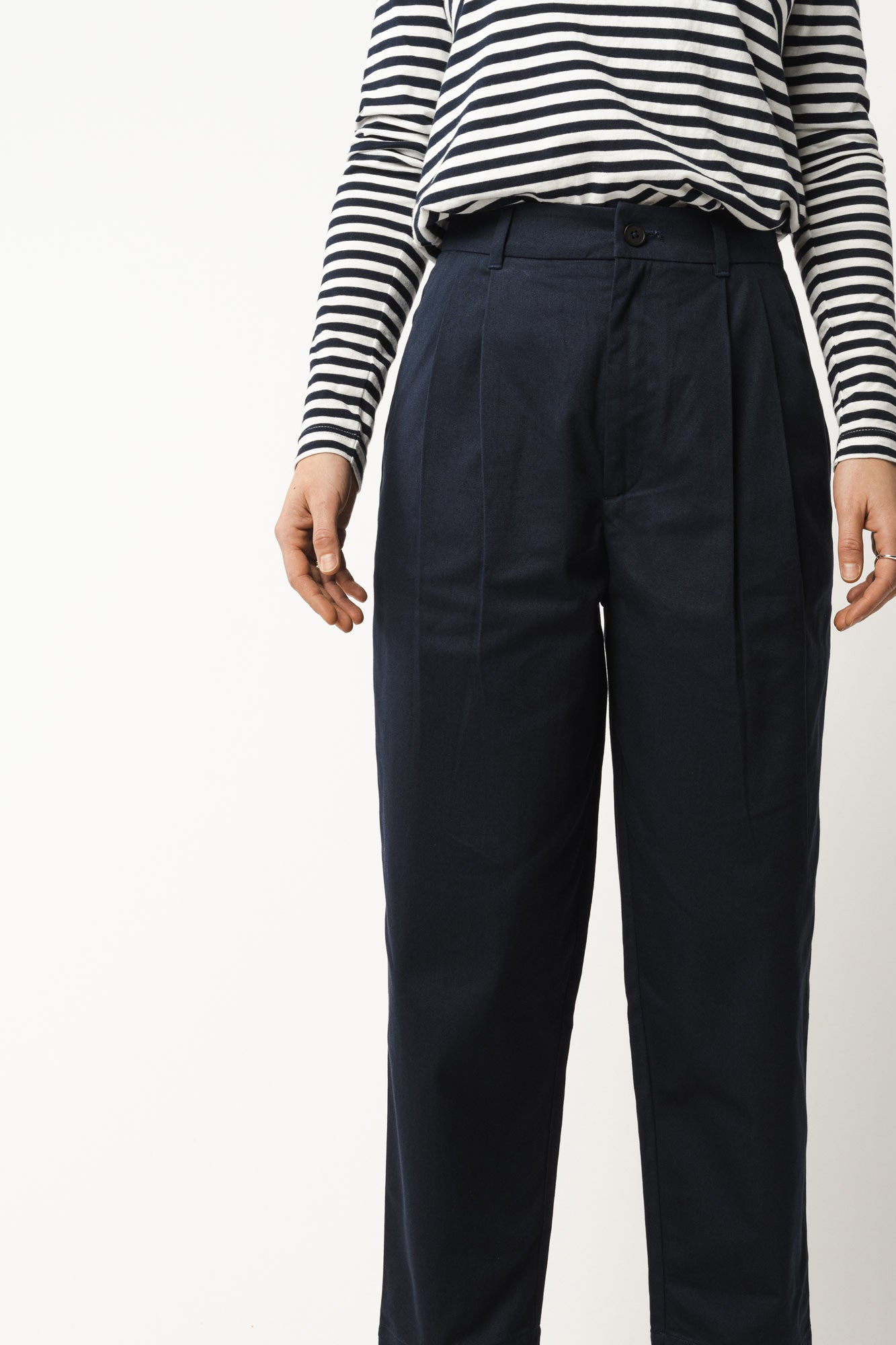 1Neha-High-waist-pleated-Pants-navy-01