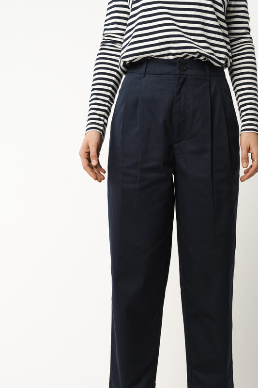 1Neha-High-waist-pleated-Pants-navy-01
