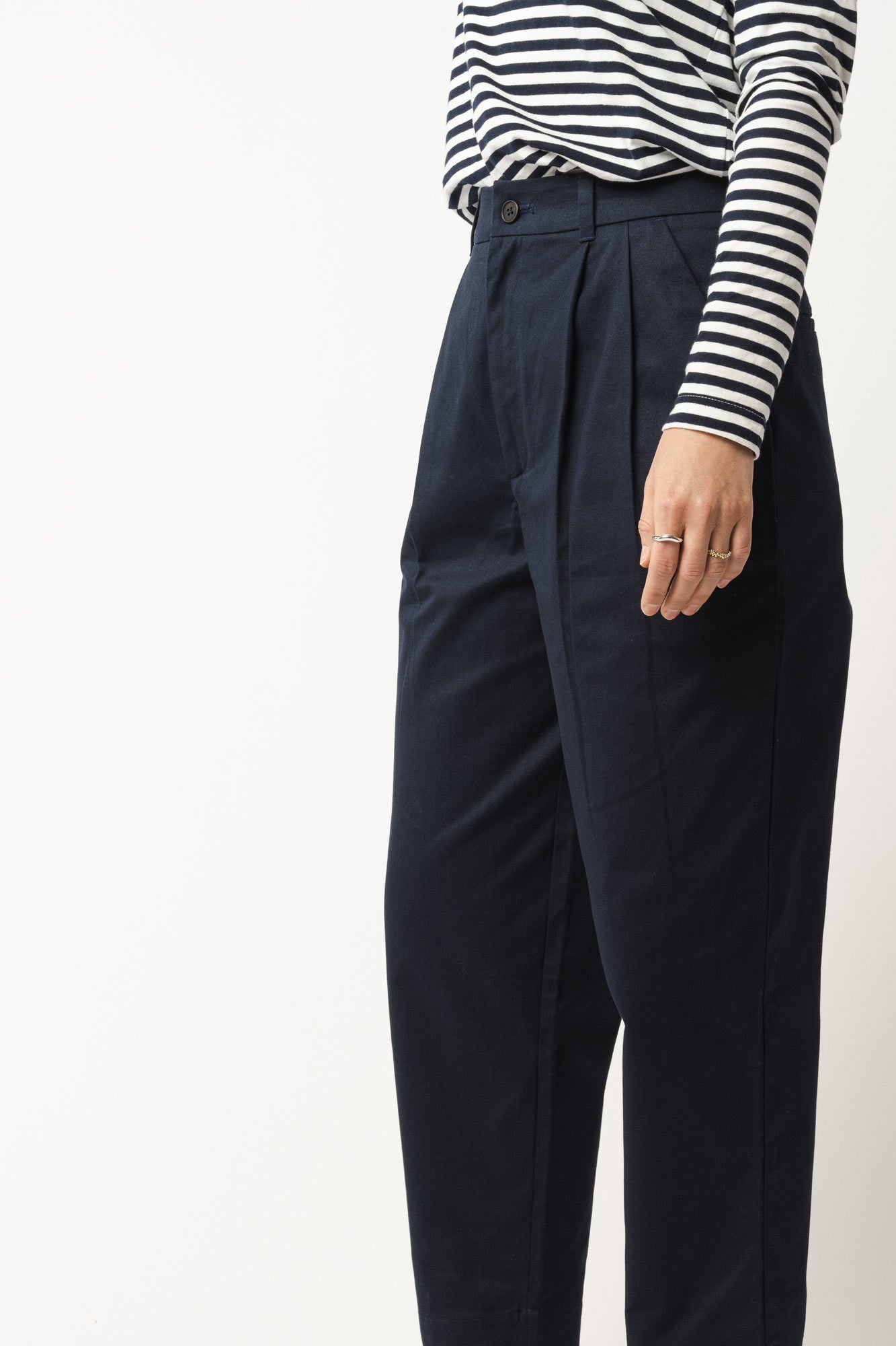 1Neha-High-waist-pleated-Pants-navy-02