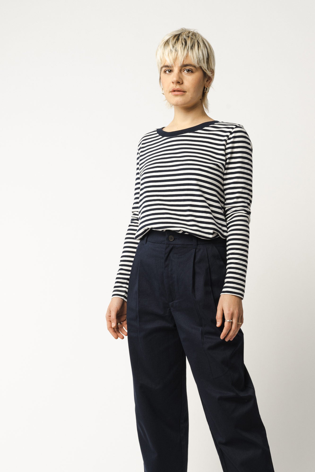 1Neha-High-waist-pleated-Pants-navy-04