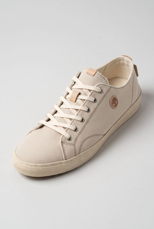 Beiger veganer Sommer-Sneaker aus recycelter Baumwolle mit Schnürung und heller Gummisohle