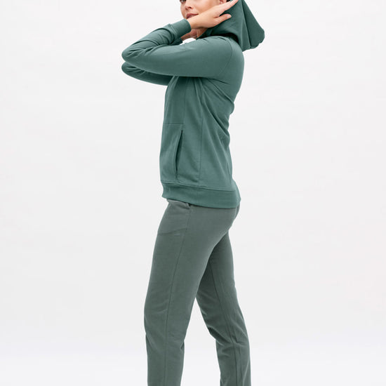 63240155-lavinia-jogginghose-aus-bio-baumwolle-bio-silver-pine-side-2