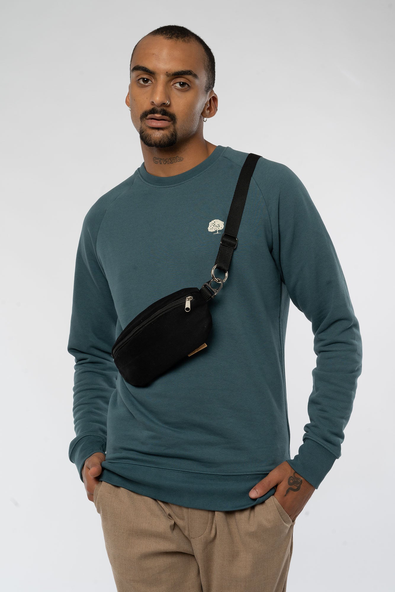 A-Bumbag-aus-recycelten-Jeans-Online-Mode-Kaufen-Black-Black-Vorne4