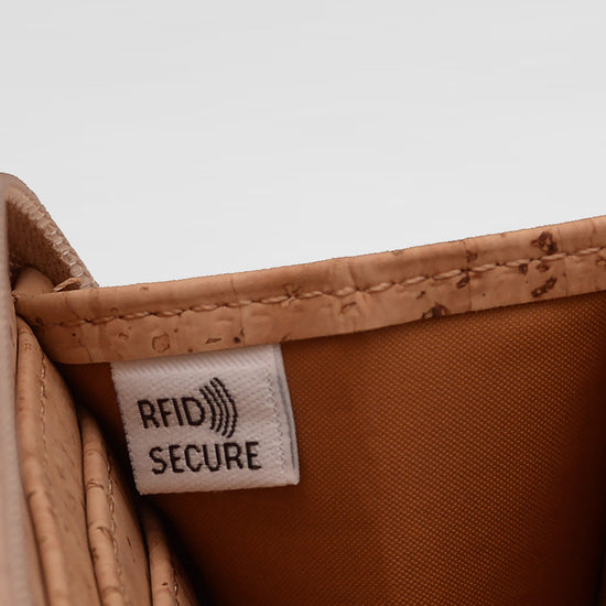 A-Damen-Geldbeutel-aus-Kork-mit-Reissverschluss-Biokleidung-Beige-Detail2