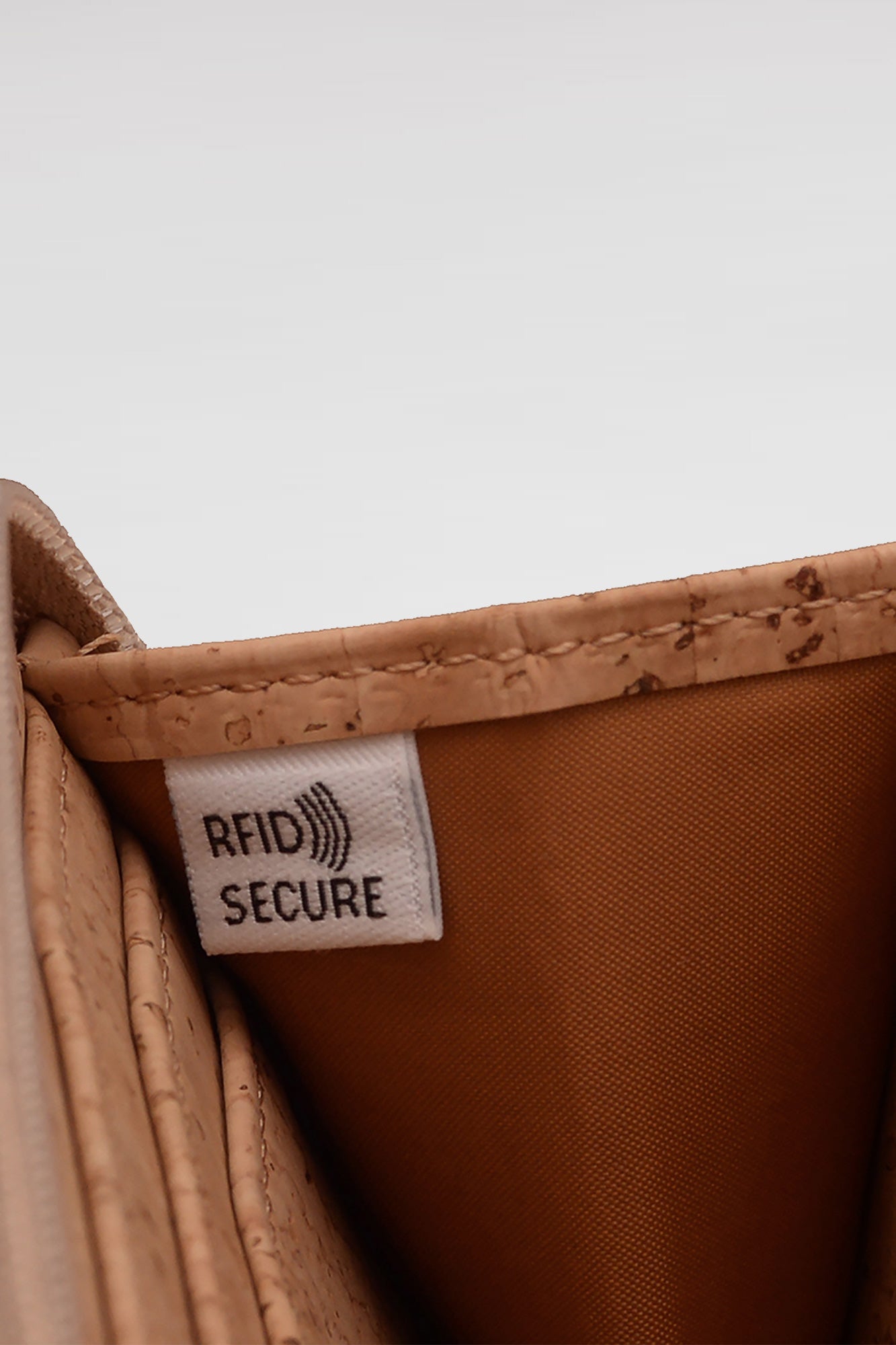 A-Damen-Geldbeutel-aus-Kork-mit-Reissverschluss-Biokleidung-Beige-Detail2
