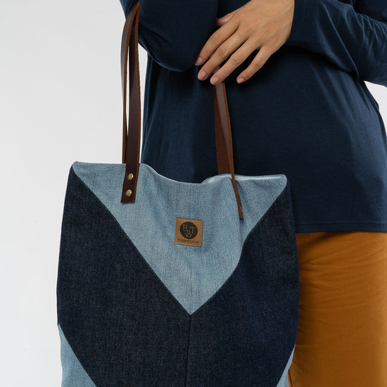 A-Shopper-Leder-aus-recycelten-Jeans-Bio-Baumwolle-Kleidung-Dark-Denim-Leder-Vorne