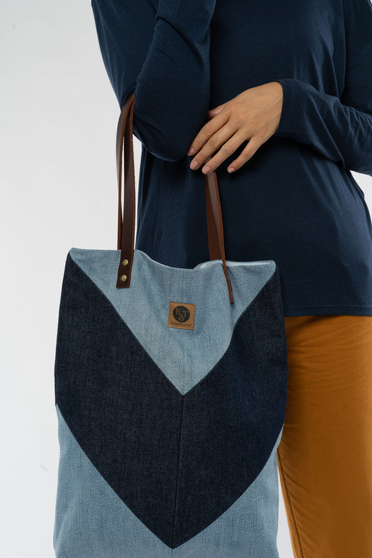 A-Shopper-Leder-aus-recycelten-Jeans-Bio-Baumwolle-Kleidung-Dark-Denim-Leder-Vorne