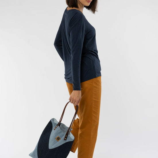 A-Shopper-Leder-aus-recycelten-Jeans-Bio-Baumwolle-Kleidung-Dark-Denim-Leder-Vorne2