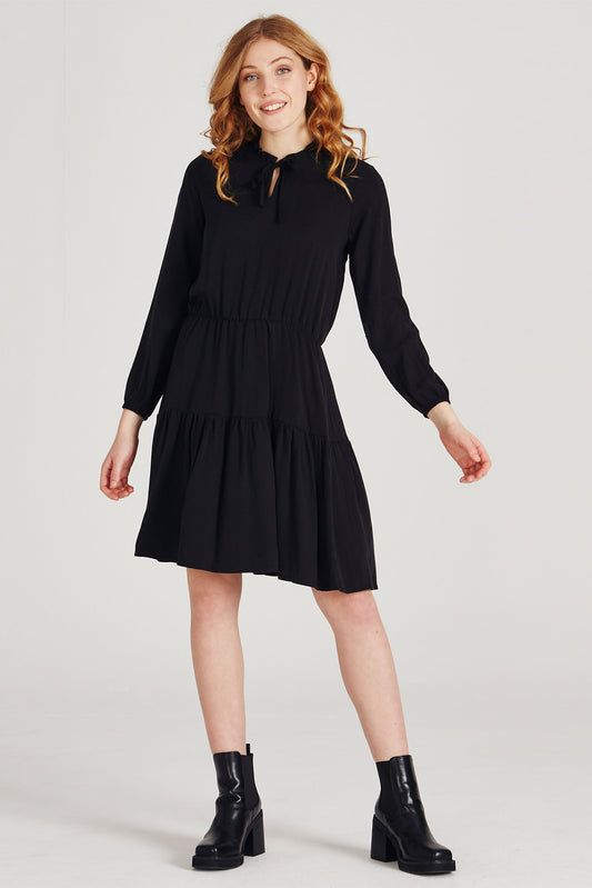 Schwarzes TENCEL™-Kleid, knielang, mit Schleife am Ausschnitt und Volantsaum