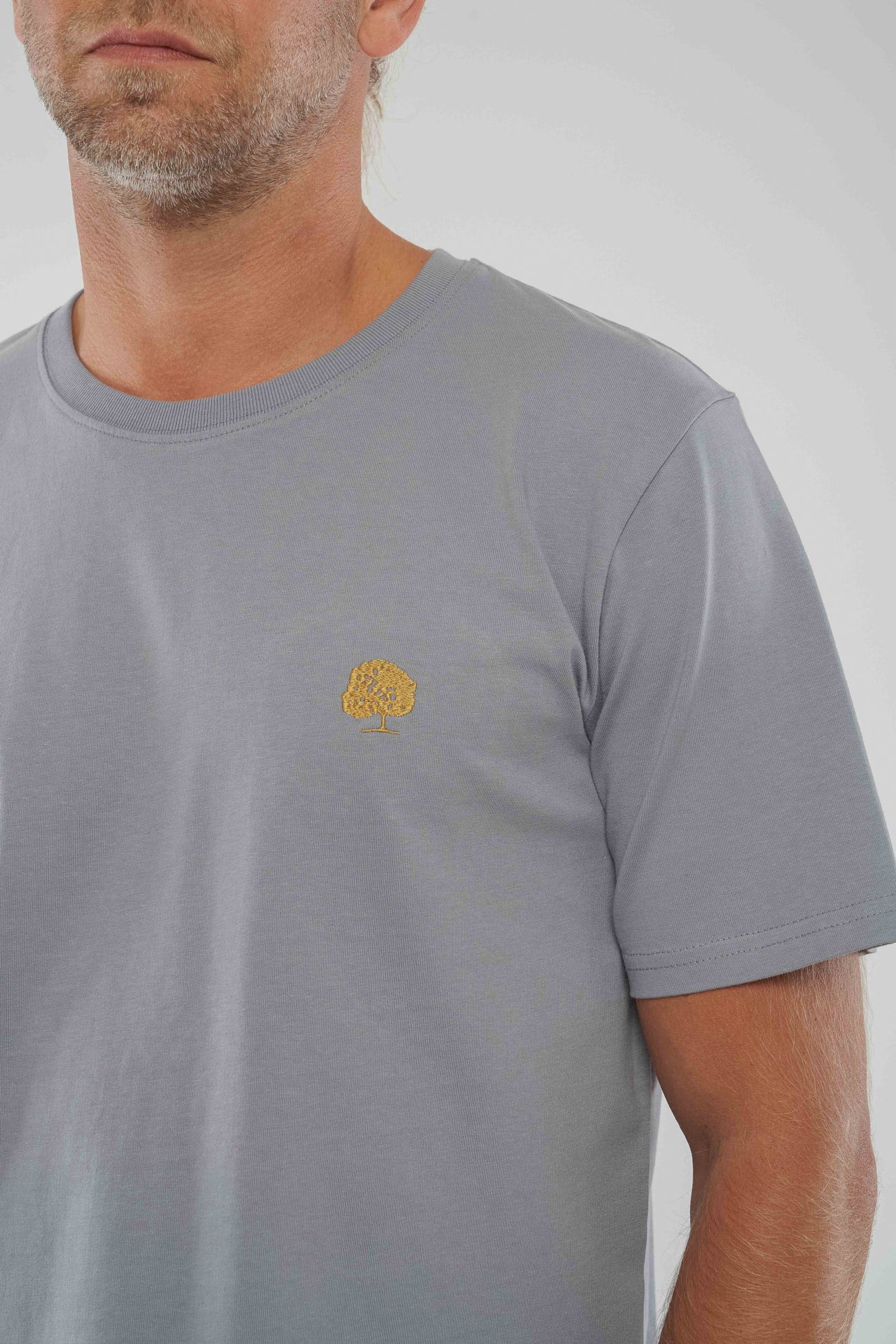 Heavy-T-Shirt-mit-edler-Stickerei-Detail