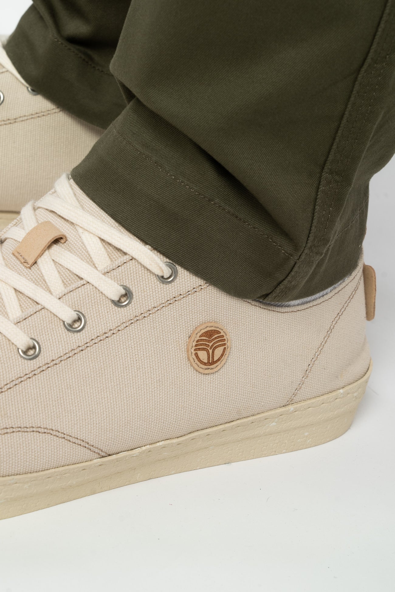 M-1-1-LIFE-Laessige-Sommer-Schuhe-aus-Recycelte-Materialien-Mode-Bio-Fair-Herren-LIFE-Sahara-Seite