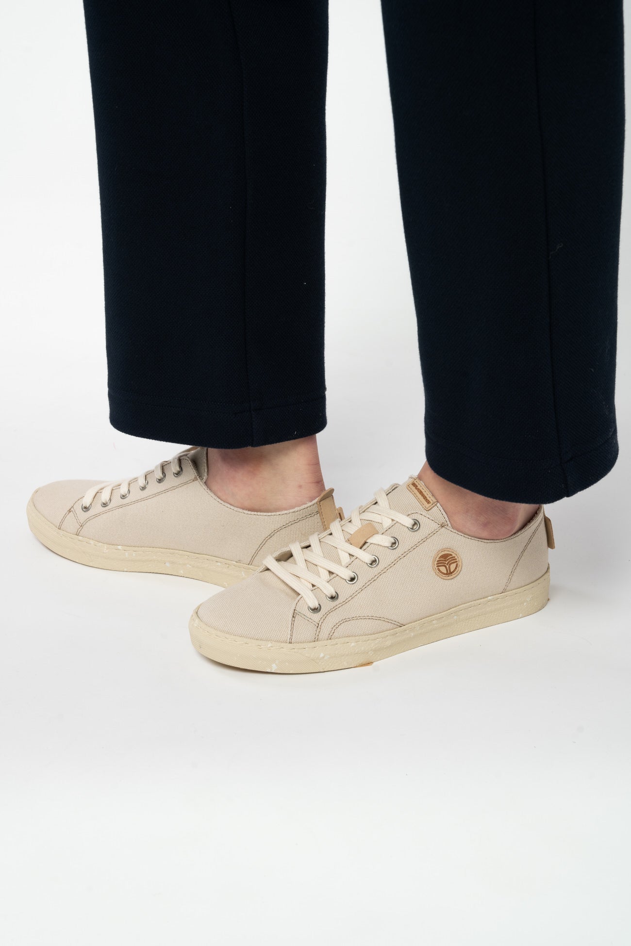 M-1-1-LIFE-Laessige-Sommer-Schuhe-aus-Recycelte-Materialien-Mode-Bio-Fair-Herren-LIFE-Sahara-Seite2