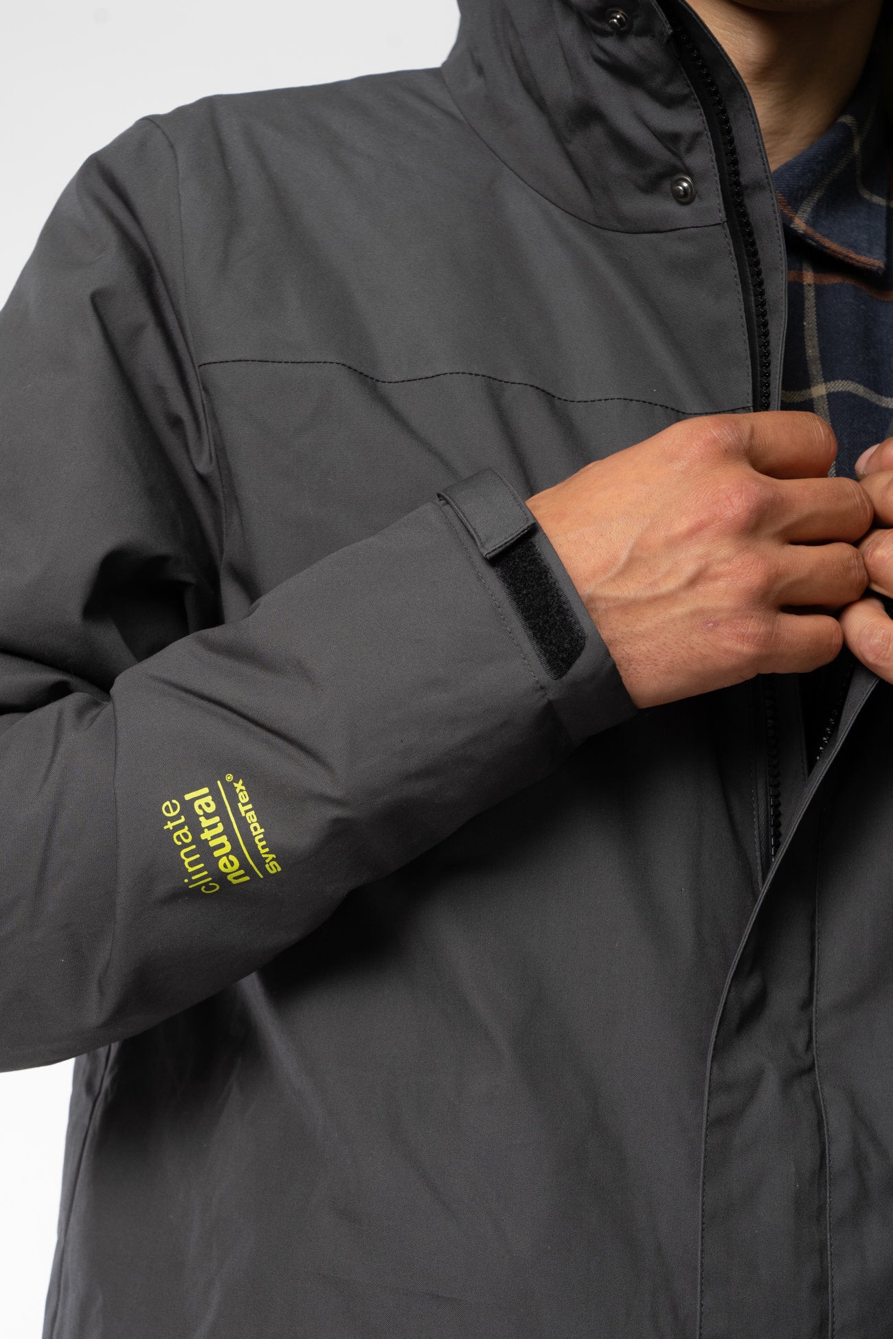 M-2337-Maenner-Mantel-Active-Coat-Grau-Detail2