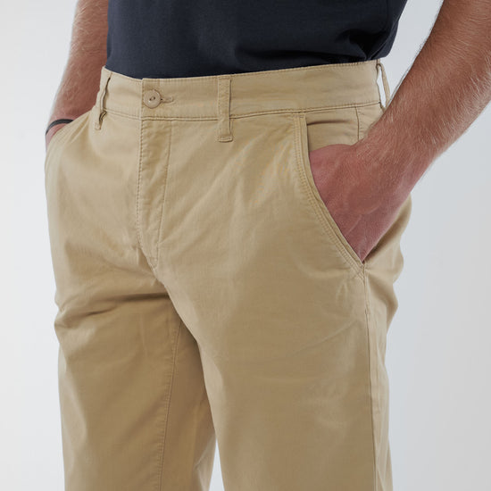 M-63552-KENDRICK-Chino-aus-Bio-Baumwolle-Ethical-Fashion-Herren-ZERIO-Tobacco-Detail