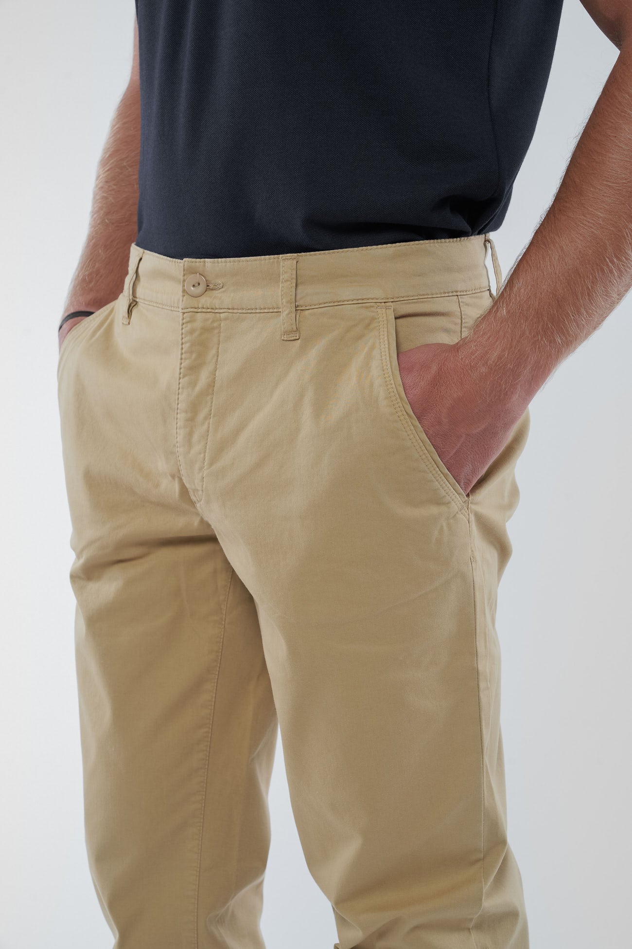 M-63552-KENDRICK-Chino-aus-Bio-Baumwolle-Ethical-Fashion-Herren-ZERIO-Tobacco-Detail