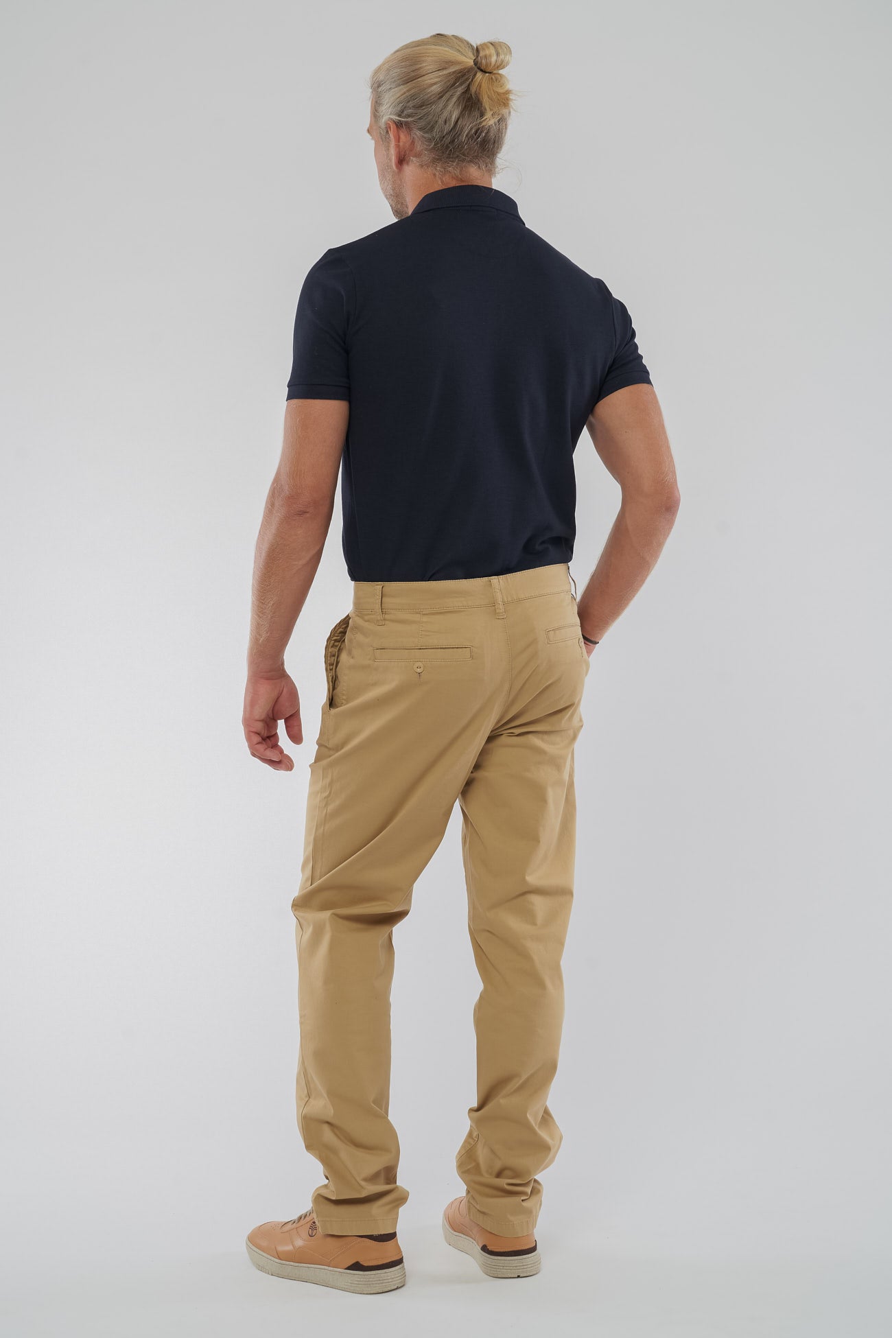 M-63552-KENDRICK-Chino-aus-Bio-Baumwolle-Ethical-Fashion-Herren-ZERIO-Tobacco-Hinten2
