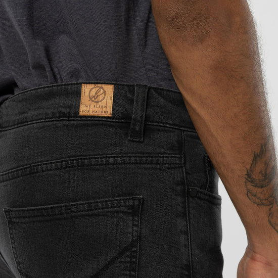 Jeans aus Bio Baumwolle Tencel in Black Washed, Detailansicht