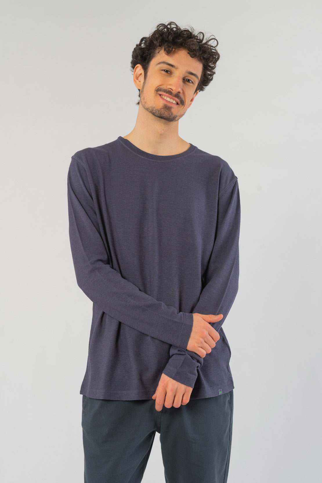 M-DH225OEB-Leichtes-Basic-Longsleeve-aus-Hanf-Bio-Baumwolle-Faire-Mode-Online-Herren-FAXON-Dark-Vorne2