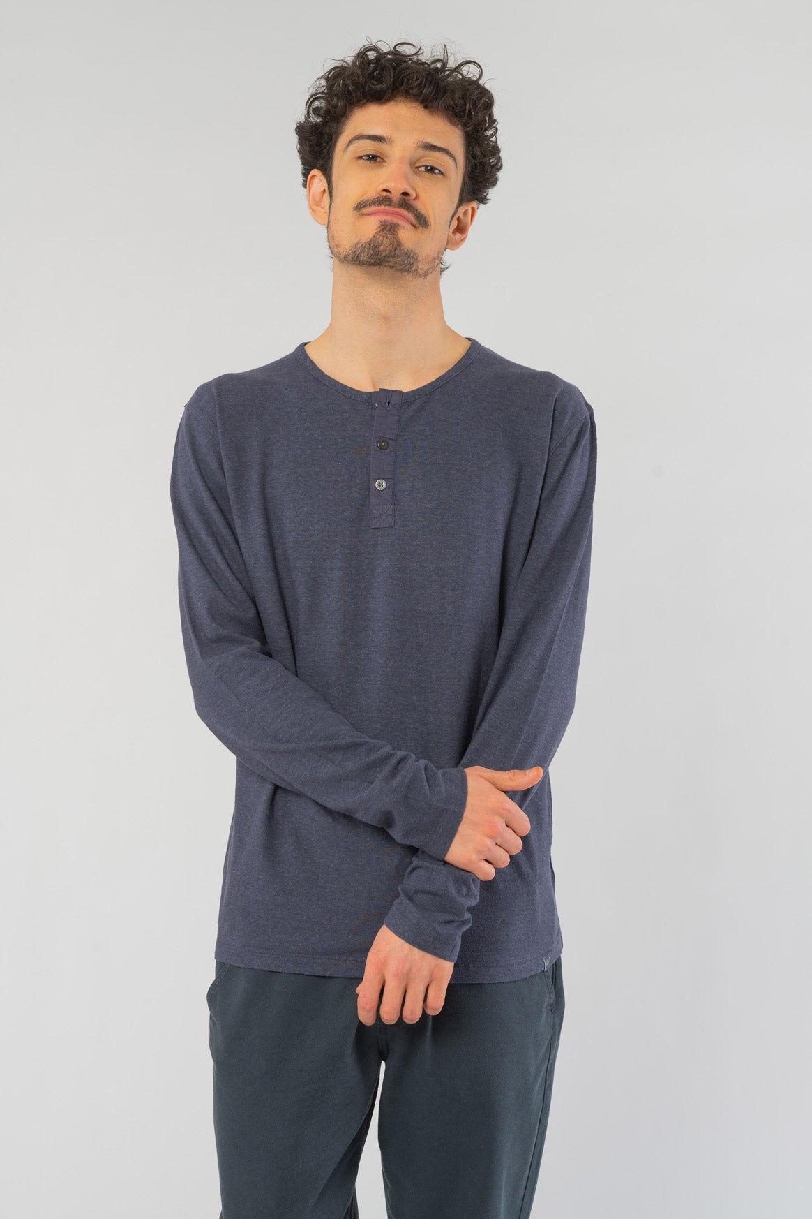 M-DH225OEB-Leichtes-Basic-Longsleeve-aus-Hanf-Bio-Baumwolle-Faire-Mode-Online-Herren-FAXON-Dark-Vorne5
