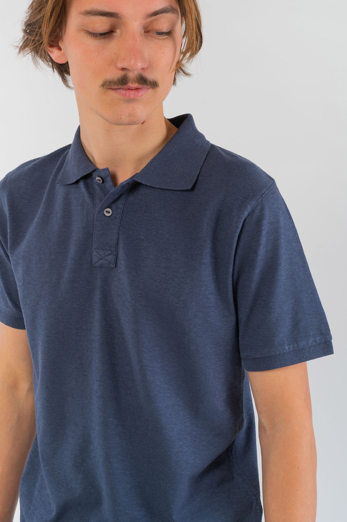 M-DH279OEB-Klassisches-Poloshirt-aus-Hanf-Bio-Baumwolle-Oekomode-Herren-DURANS-Wintersky-Vorne3
