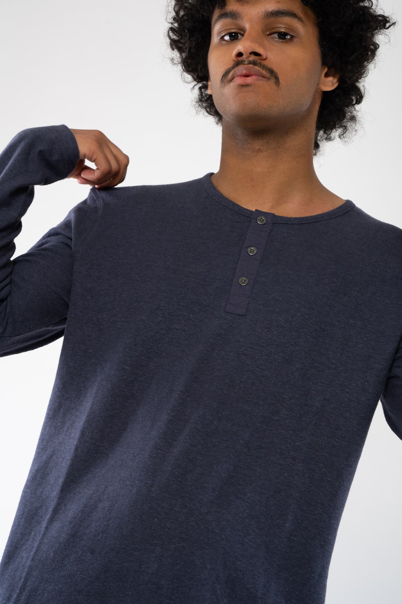 M-DH833OEB-Basic-Henley-Hemd-aus-Hanf-Bio-Baumwolle-Faire-Mode-KOTTAM-Anthracite-Vorne