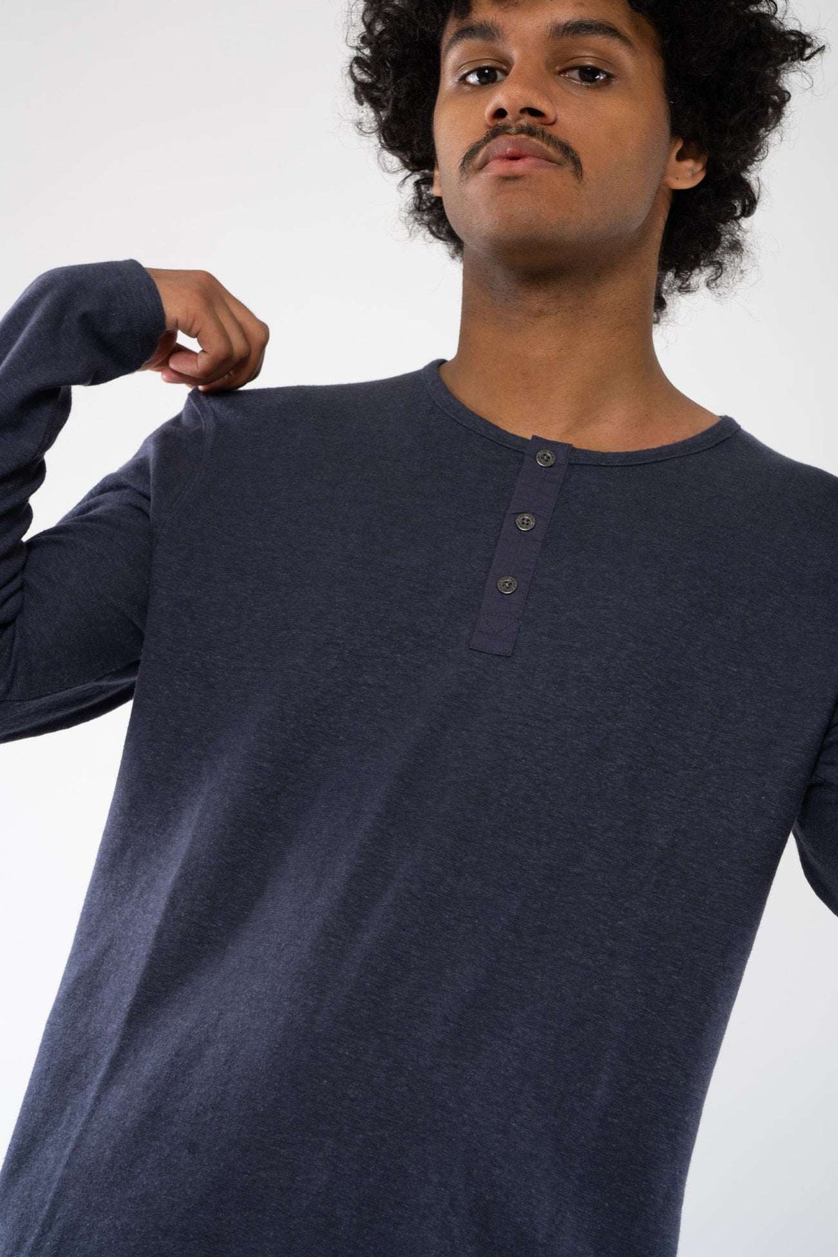 M-DH833OEB-Basic-Henley-Hemd-aus-Hanf-Bio-Baumwolle-Faire-Mode-KOTTAM-Anthracite-Vorne