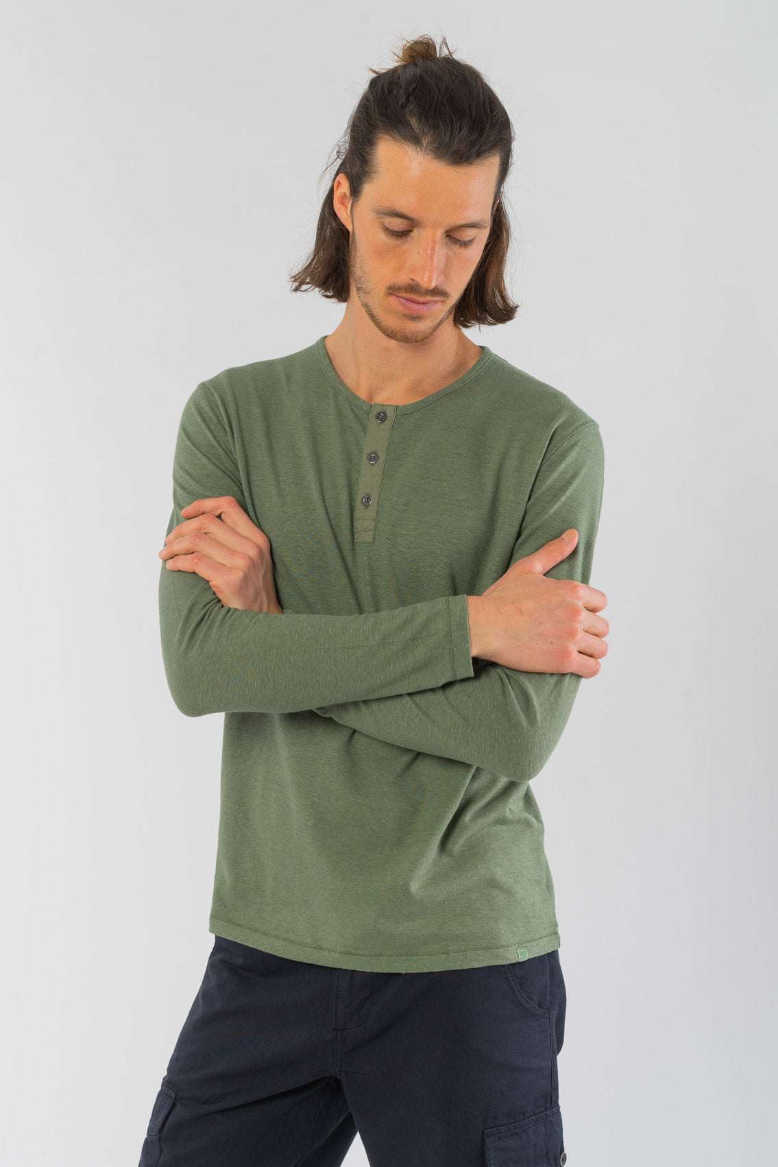 M-DH833OEB-Henley-Longsleeve-aus-Hanf-Bio-Baumwolle-Oekomode-Herren-FIDO-Herb-Vorne2