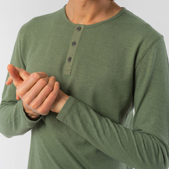 M-DH833OEB-Henley-Longsleeve-aus-Hanf-Bio-Baumwolle-Oekomode-Herren-FIDO-Herb-Vorne3