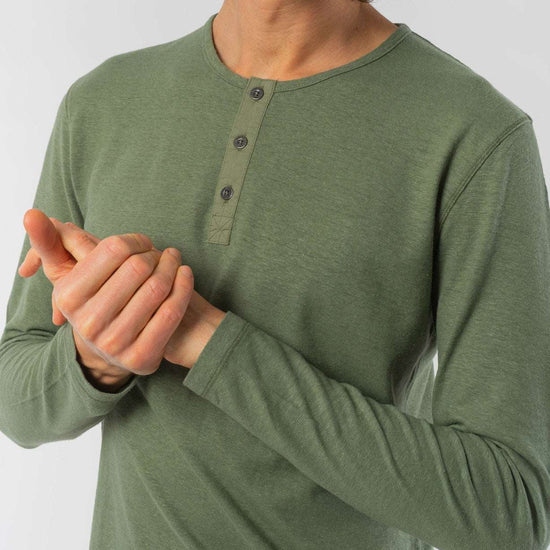 M-DH833OEB-Henley-Longsleeve-aus-Hanf-Bio-Baumwolle-Oekomode-Herren-FIDO-Herb-Vorne3