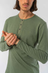 M-DH833OEB-Henley-Longsleeve-aus-Hanf-Bio-Baumwolle-Oekomode-Herren-FIDO-Herb-Vorne3