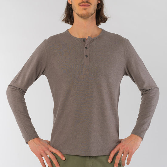 M-DH833OEB-Henley-Longsleeve-aus-Hanf-Bio-Baumwolle-Oekomode-Herren-FIDO-Taupe-Vorne2