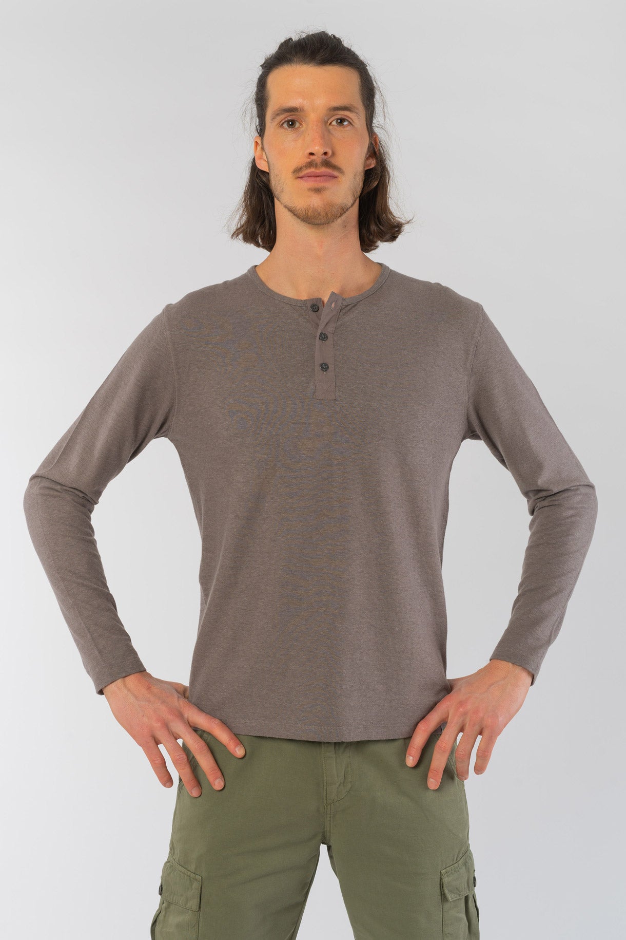 M-DH833OEB-Henley-Longsleeve-aus-Hanf-Bio-Baumwolle-Oekomode-Herren-FIDO-Taupe-Vorne2