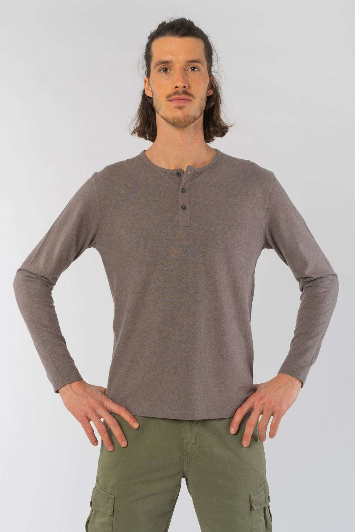 M-DH833OEB-Henley-Longsleeve-aus-Hanf-Bio-Baumwolle-Oekomode-Herren-FIDO-Taupe-Vorne2
