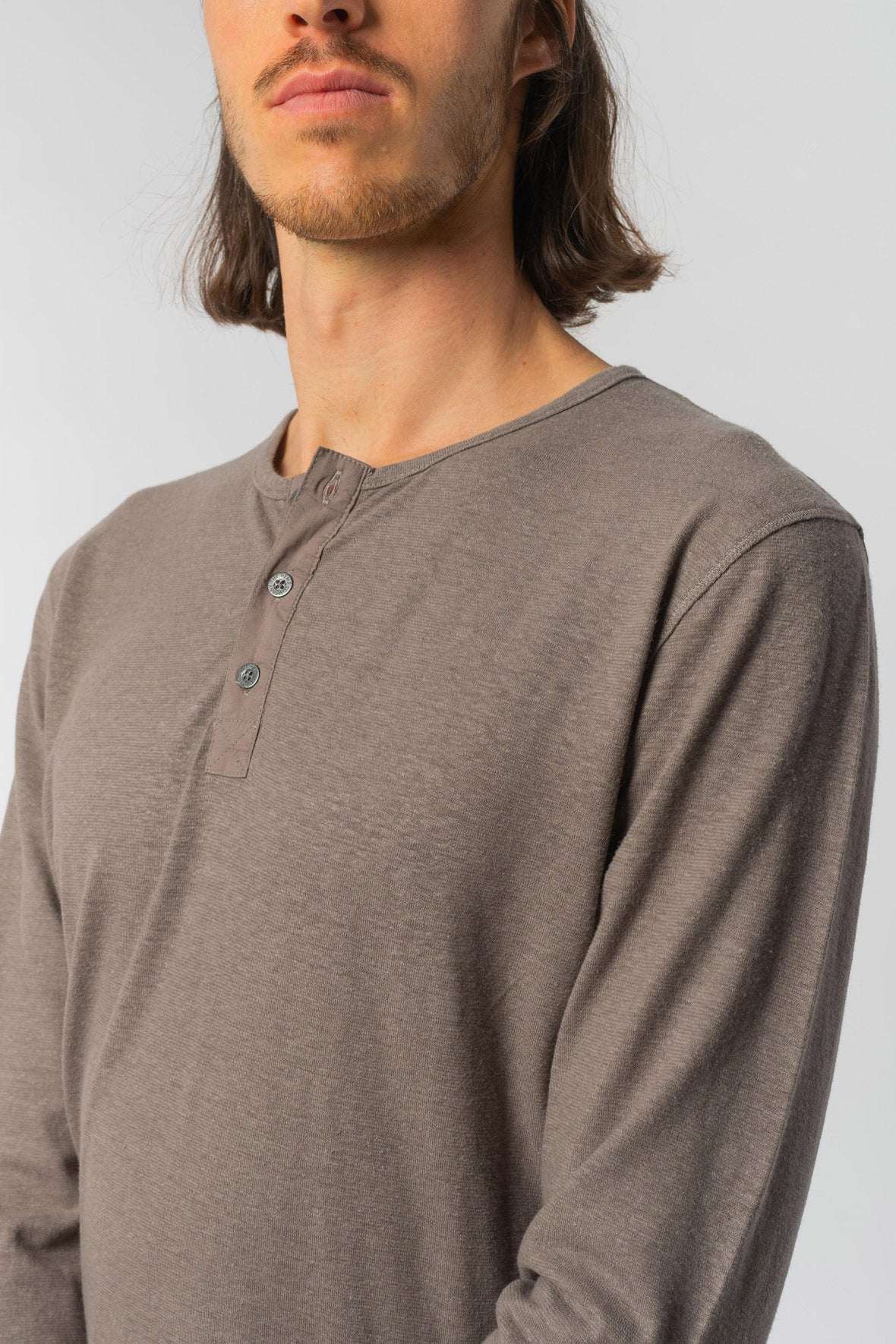 M-DH833OEB-Henley-Longsleeve-aus-Hanf-Bio-Baumwolle-Oekomode-Herren-FIDO-Taupe-Vorne3