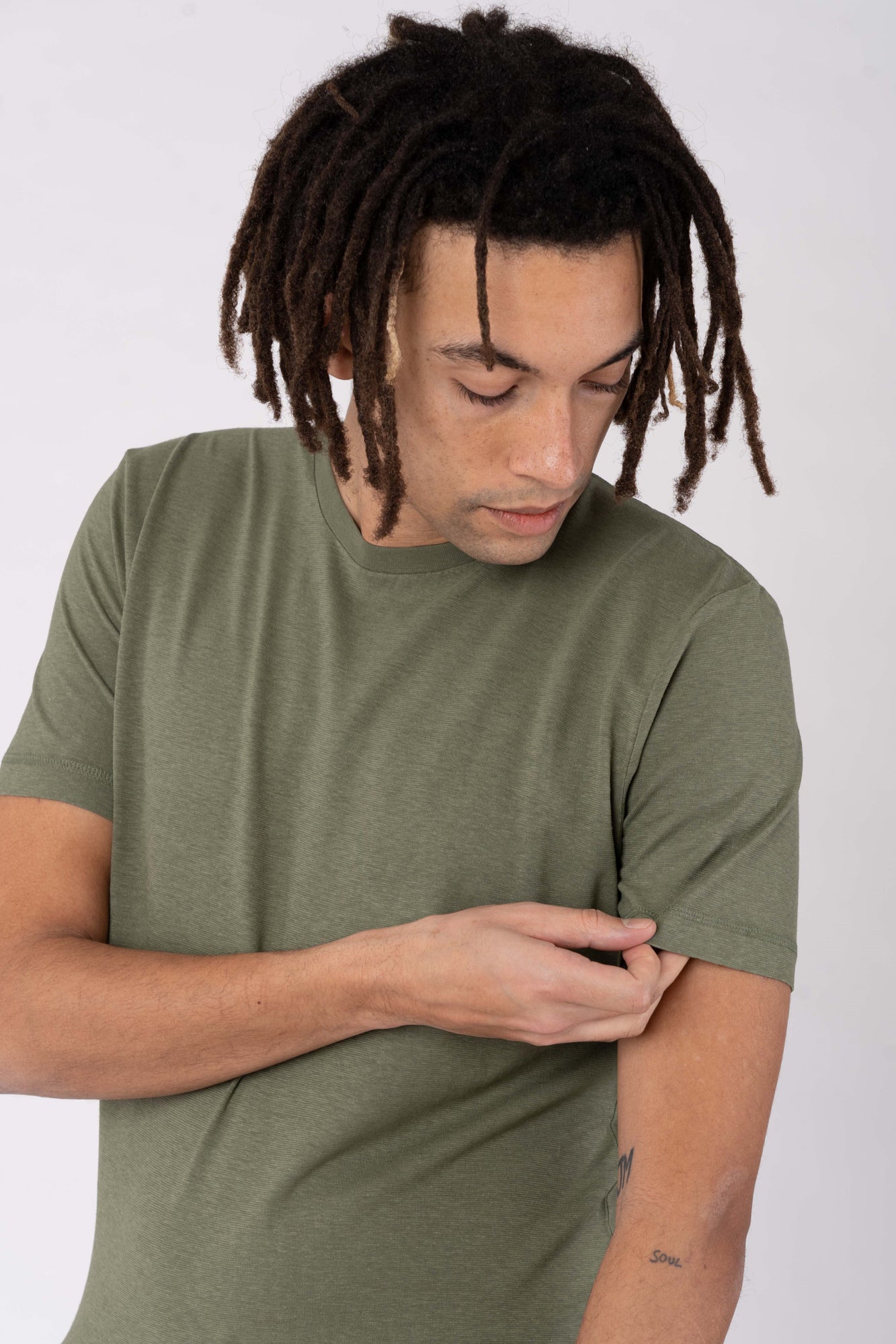 M-DH841OEB-Slim-Fit-T-Shirt-aus-Hanf-Bio-Baumwolle-Bio-Klamotten-DOMITIUS-Herb-Vorne3