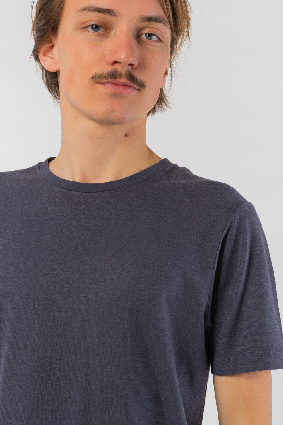 M-DH841OEB-Slim-Fit-T-Shirt-aus-Hanf-Bio-Baumwolle-Fairtrade-Kleidung-Herren-DOMITIUS-Dark-Vorne3