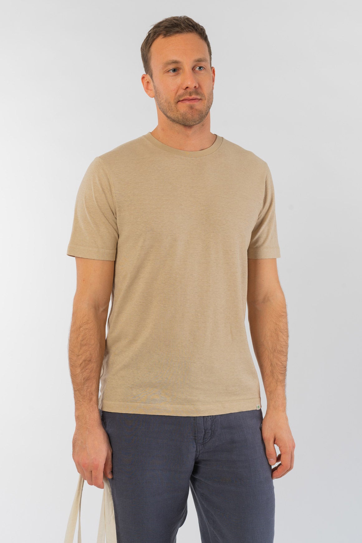 M-DH841OEB-Slim-Fit-T-Shirt-aus-Hanf-Bio-Baumwolle-Fairtrade-Kleidung-Herren-DOMITIUS-Gobi-Vorne2