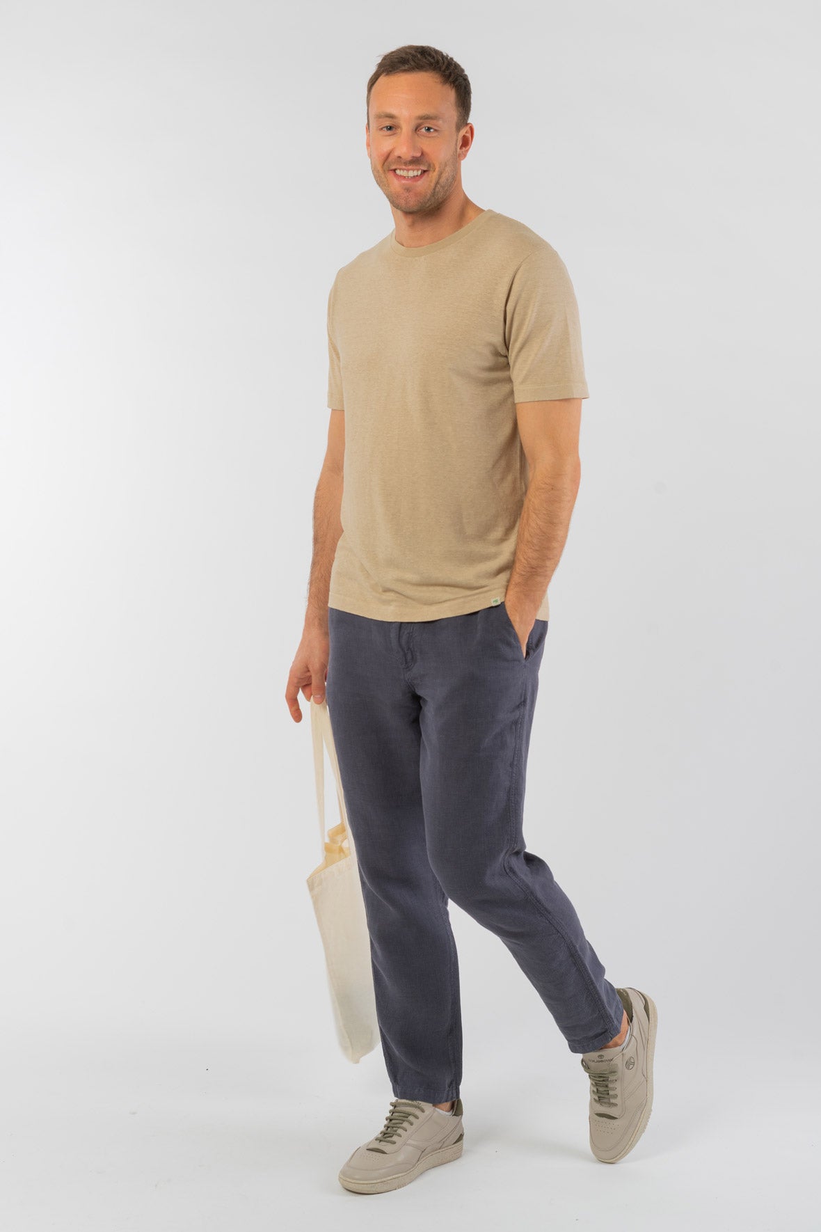 M-DH841OEB-Slim-Fit-T-Shirt-aus-Hanf-Bio-Baumwolle-Fairtrade-Kleidung-Herren-DOMITIUS-Gobi-Vorne3