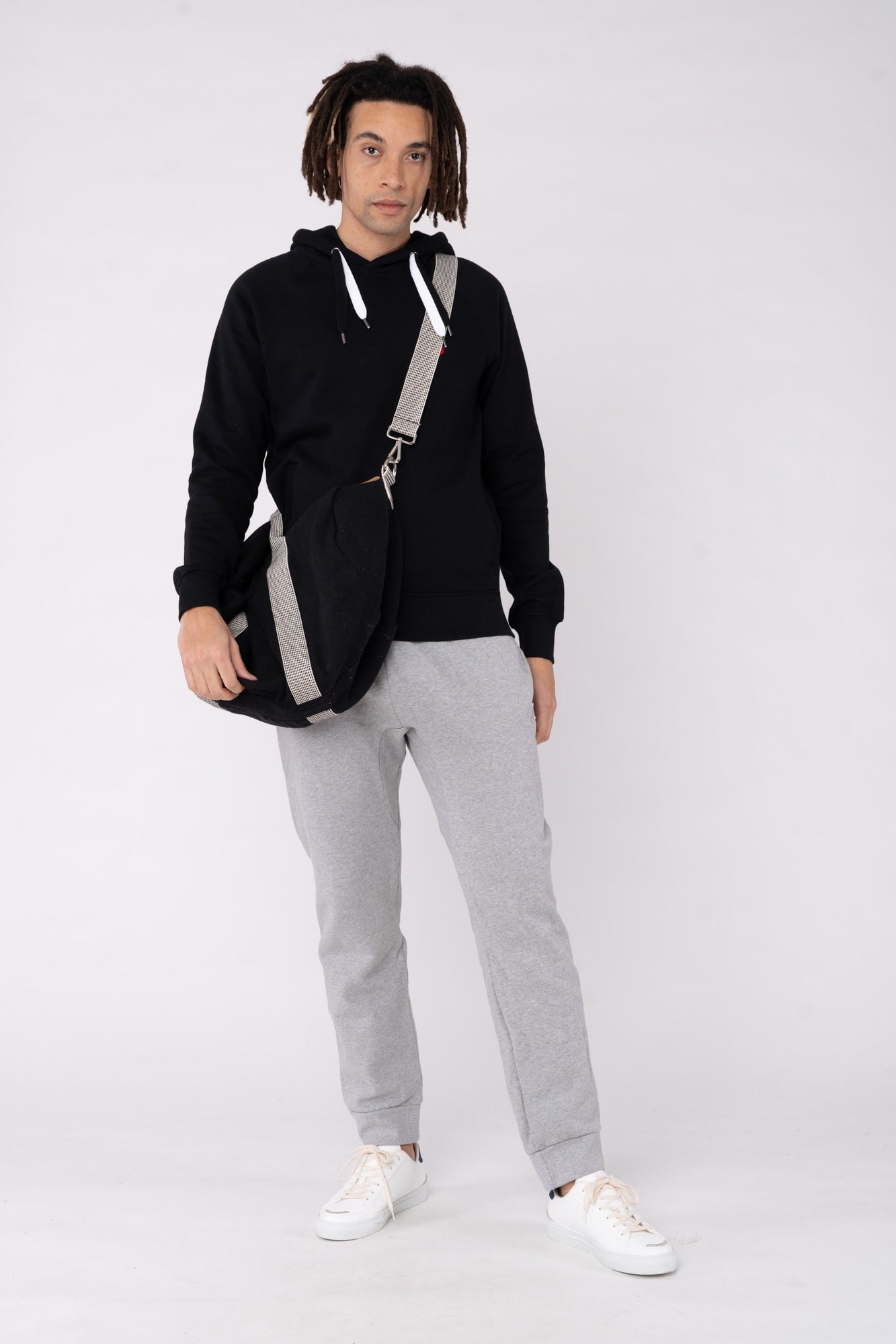 M-EP60P-Black-Hoodie-mit-Kapuze-Bio-Baumwolle-Fair-Vorne2
