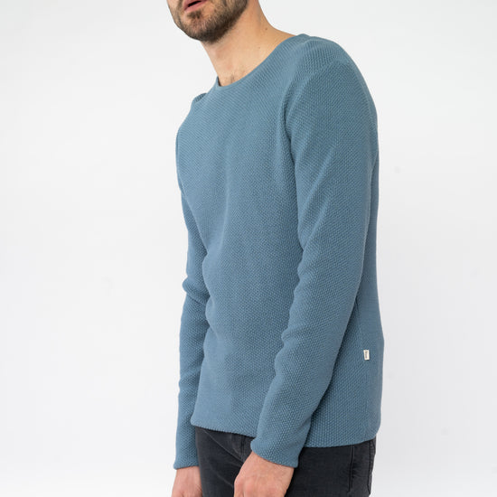 M-GB1316-COLE-SWEATER-Relaxed-Arctic-Blue-Vorne