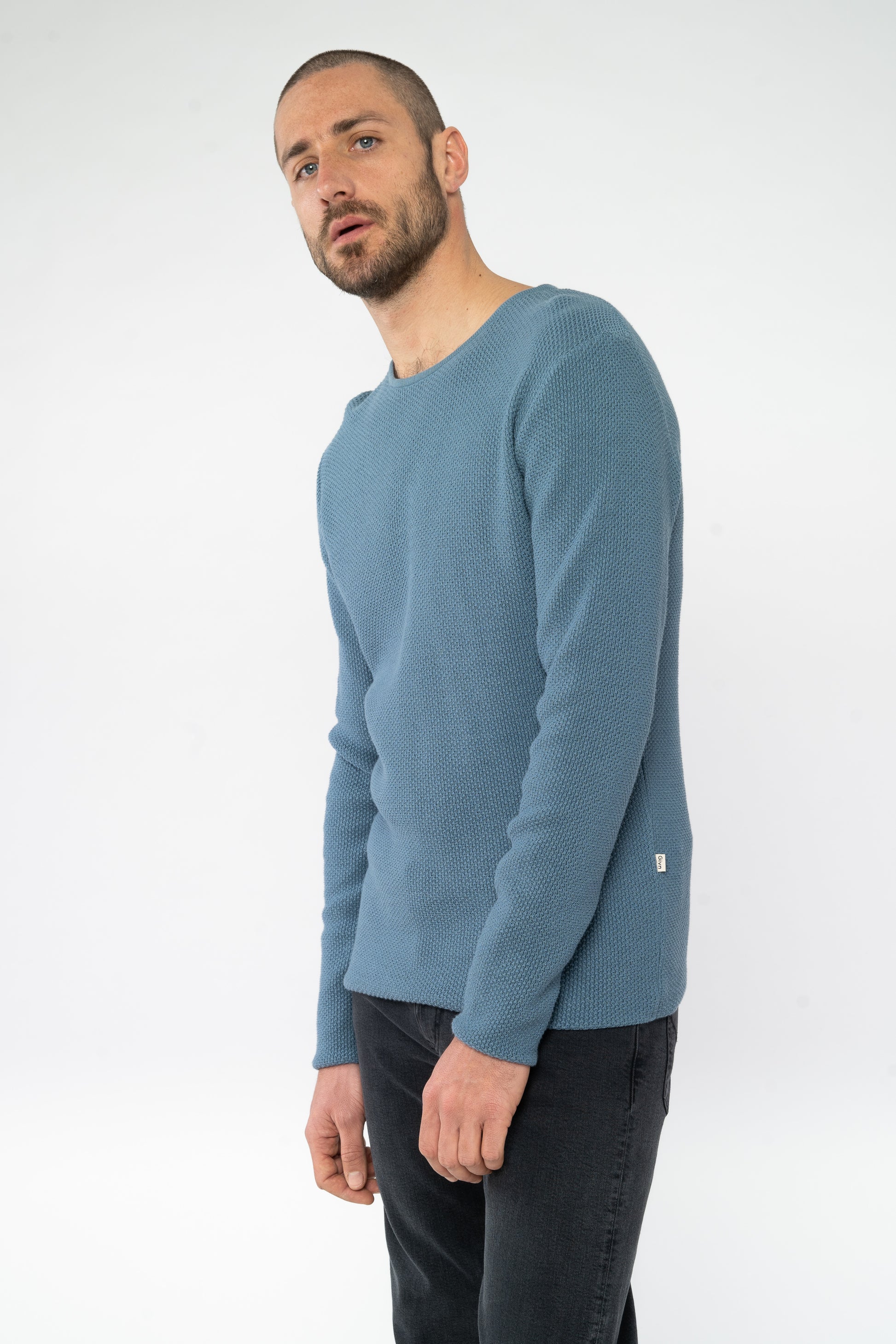 M-GB1316-COLE-SWEATER-Relaxed-Arctic-Blue-Vorne