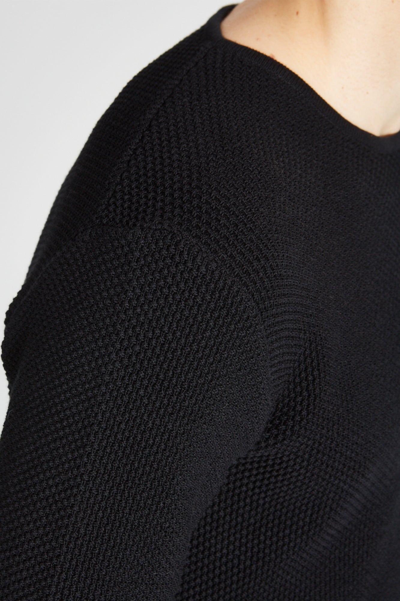 M-GB1316-COLE-SWEATER-Relaxed-Black-Detail2