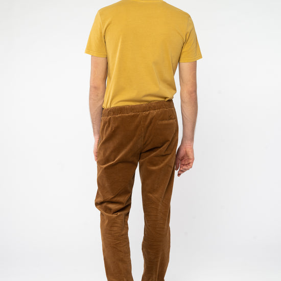 M-GB1505-EWric-Hose-Cord-Nachhaltig-EU-Produktion-Caramel-Brown-Hinten