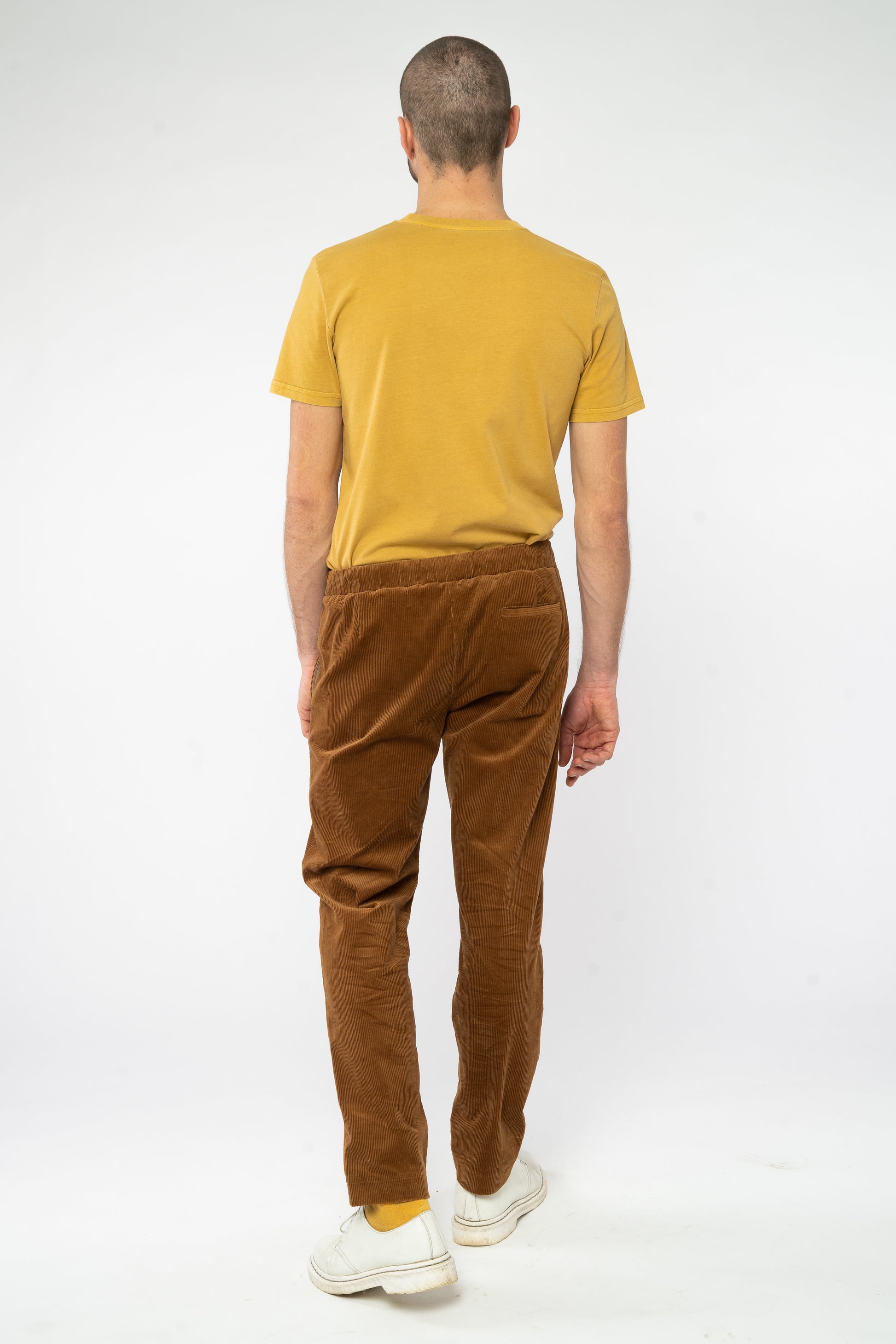 M-GB1505-EWric-Hose-Cord-Nachhaltig-EU-Produktion-Caramel-Brown-Hinten