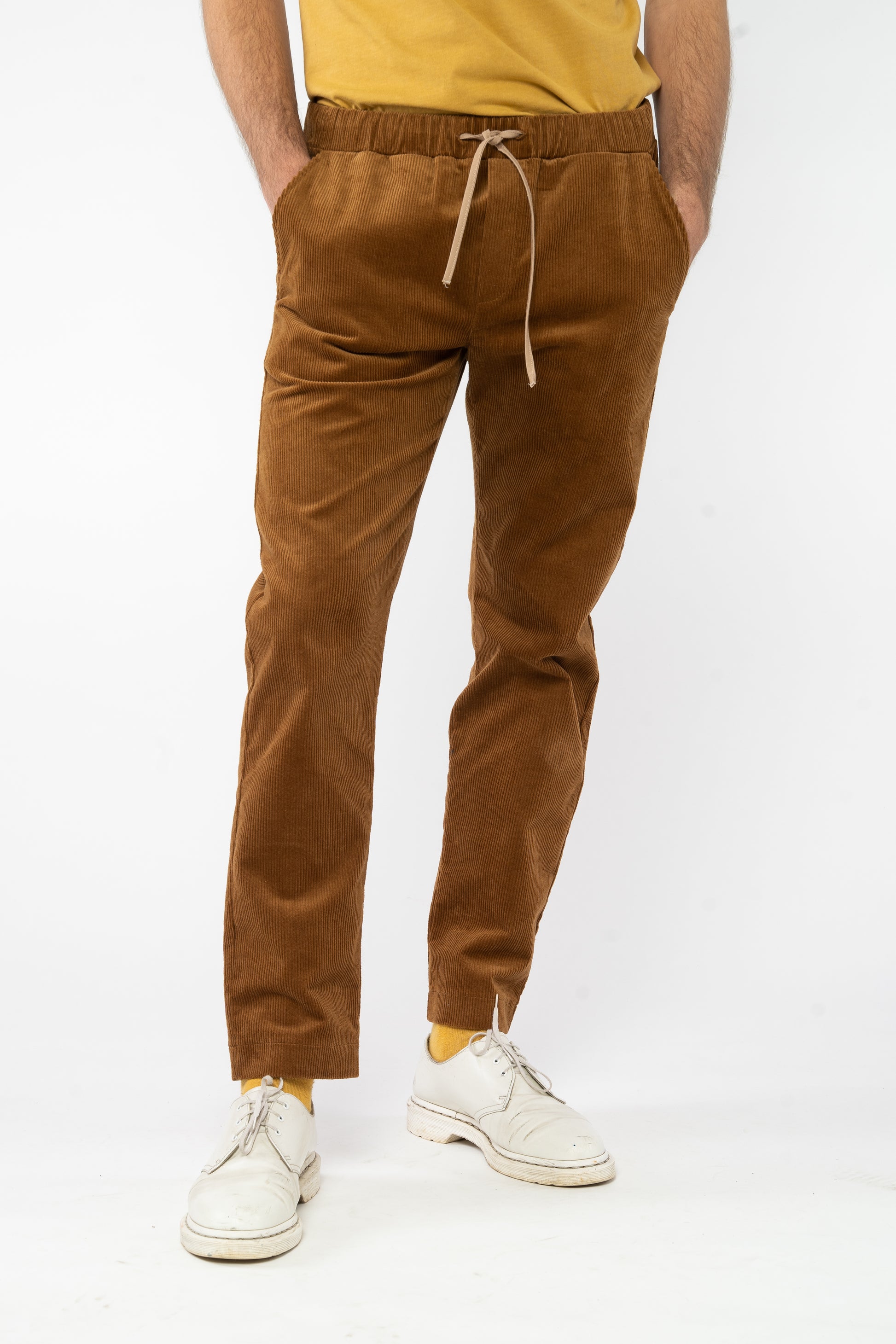M-GB1505-EWric-Hose-Cord-Nachhaltig-EU-Produktion-Caramel-Brown-Vorne