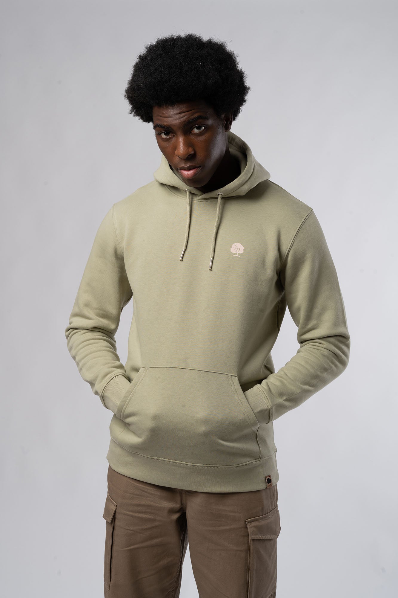 M-Hoodie-aus-Bio-Baumwolle-recyceltem-Polyester-Bio-Fashion-Sage-Detail