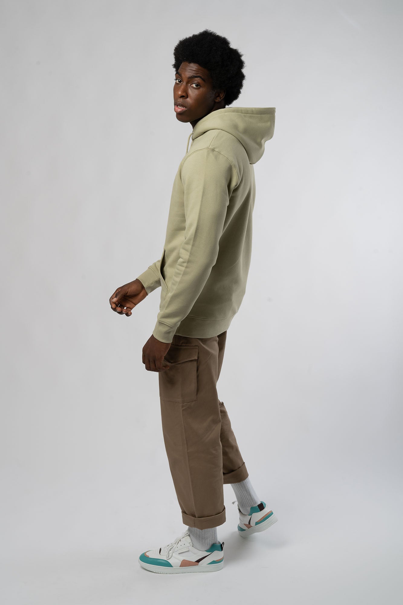 M-Hoodie-aus-Bio-Baumwolle-recyceltem-Polyester-Bio-Fashion-Sage-Seite