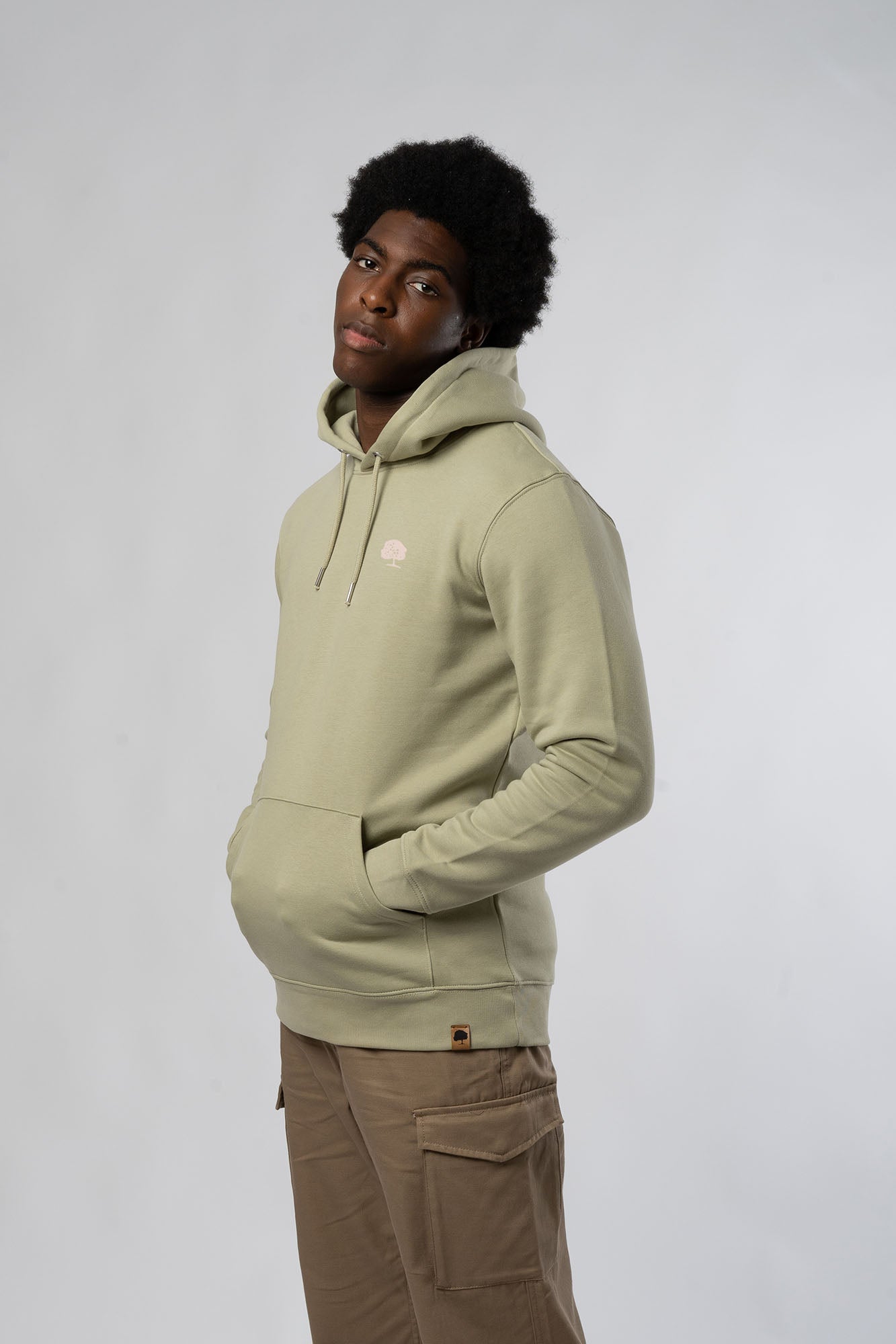 M-Hoodie-aus-Bio-Baumwolle-recyceltem-Polyester-Bio-Fashion-Sage-Vorne